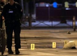 Неизвестный ранил ножом семь человек на окраине Парижа