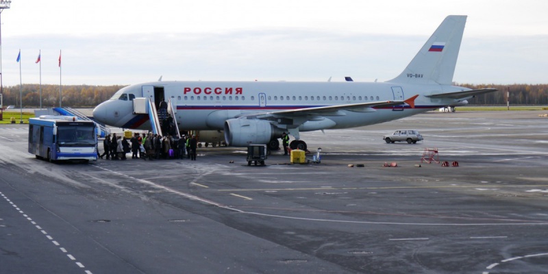Самолет, совершавший рейс Петербург-Москва, вернулся в Пулково из-за неисправности двигателя