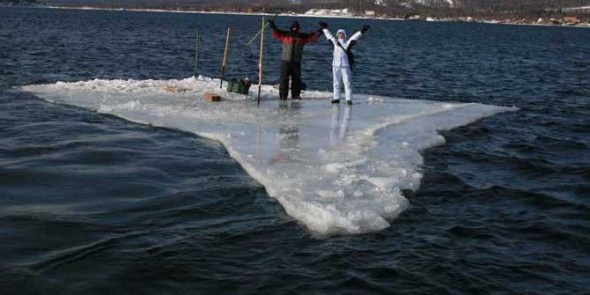 В Финском заливе от берега уносит рыбаков на льдине