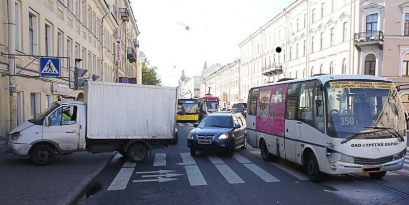 На проспекте Ветеранов ДТП с маршруткой спровоцировало большую пробку