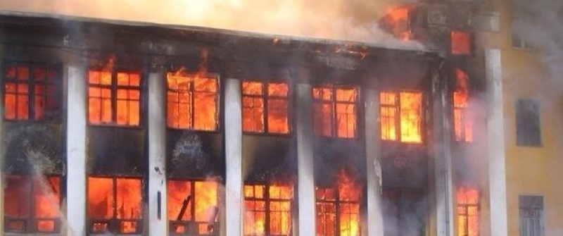 Спасатели эвакуировали 12 человек из горящей коммуналки на Херсонской улице