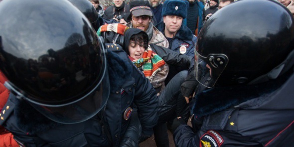 Петербургские полицейские задержали около 40 человек на антивоенном митинге