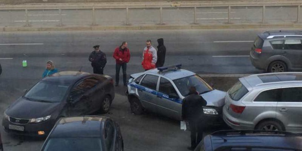 На Светлановском проспекте женщина-водитель протаранила полицейский автомобиль