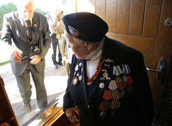 Для участия в параде Победы привили более 250 ветеранов войны