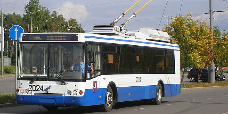 В Петербурге неудачливый водитель, пытавшийся завести "Ладу"от троллейбуса, спровоцировал ДТП