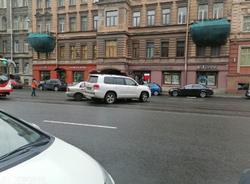В центре Петербурга авария с внедорожником остановила движение трамваев