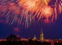 Вечером 23 февраля в Петербурге прогремел праздничный салют