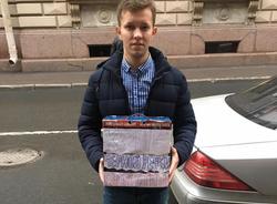 Петербургский активист запустил в Законодательное собрание крыс (ВИДЕО)