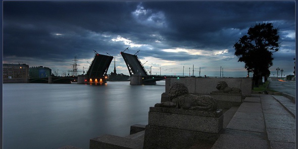 На Биржевом мосту завершились работы по реконструкции подсветки