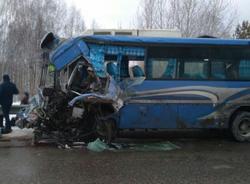 Автобус с детьми столкнулся с грузовиком под Томском, есть погибшие