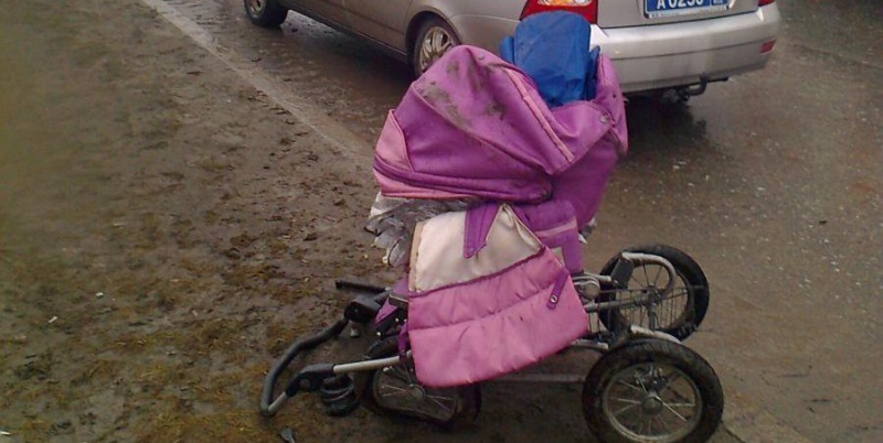 В Петербурге ВАЗ на "зебре"сбил коляску с маленьким ребенком