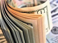 Экономист назвал запрет долларов в России маловероятным