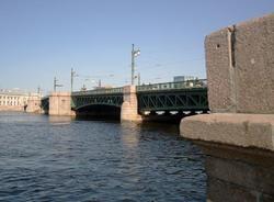 Дворцовый мост закрывали без предупреждения из-за яхты
