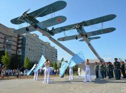 На проспекте Королева установили памятник первым летчикам России