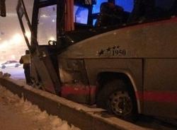 Водитель автобуса потерял руку в столкновении с грузовиком на Египетском мосту