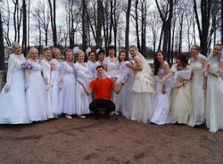 В Лопухинском саду прошел флешмоб танцующих невест