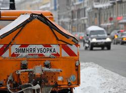 Рабочие посыпают петербургские дороги смесью против гололеда
