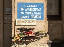 Картина дня: надпись на Невском, ДТП с солистом «Поющих гитар» и новые плацкартные вагоны
