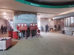 На «Маяковской» демонтировали мрамор со стен