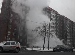 На улице Солдата Корзуна прорвало трубу, жителям 19 домов ограничили подачу тепла