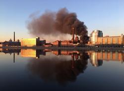 Картина дня: пожар на заводе в Петербурге и смерть Георгия Данелии