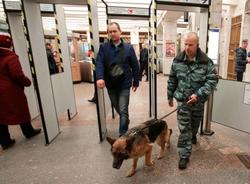 На станциях «Спасская» и «Электросила» устроили тотальную проверку пассажиров