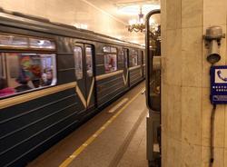 На красной ветке петербургского метро из-за сбоя встали поезда