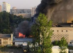 Спасатели вновь тушат сильный пожар на складе «Ленфильма» 