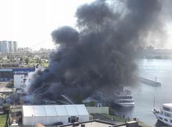 Крупный пожар вспыхнул на Октябрьской набережной